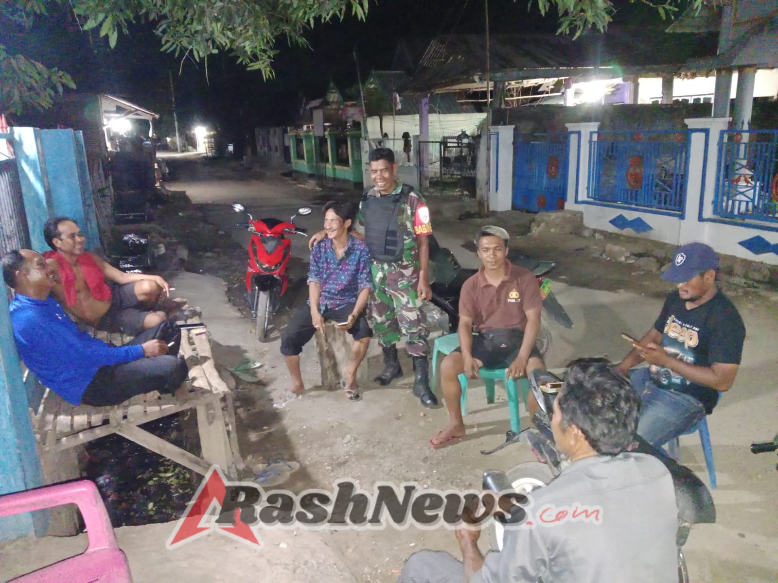 Kegiatan Siskamling di Wilayah Teritorial Koramil Woha Berjalan Aman dan Kondusif