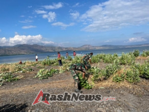 Babinsa Koramil 1624-04/Omesuri Bersama Warga Desa Balauring Laksanakan Karya Bakti dan Jalin Silaturahmi