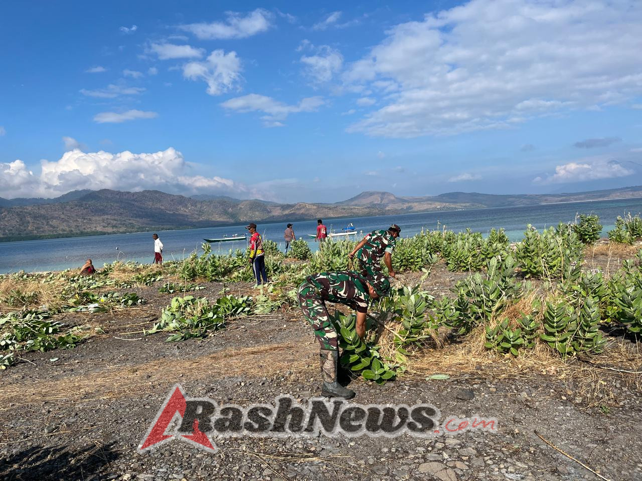Babinsa Koramil 1624-04/Omesuri Bersama Warga Desa Balauring Laksanakan Karya Bakti dan Jalin Silaturahmi