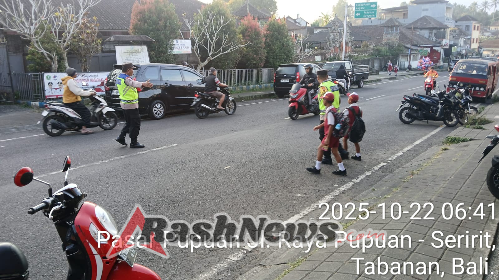 Personel Polsek Pupuan Melaksanakan Strong Point Pagi, Pastikan Kelancaran Lalu Lintas dan Keselamatan Masyarakat