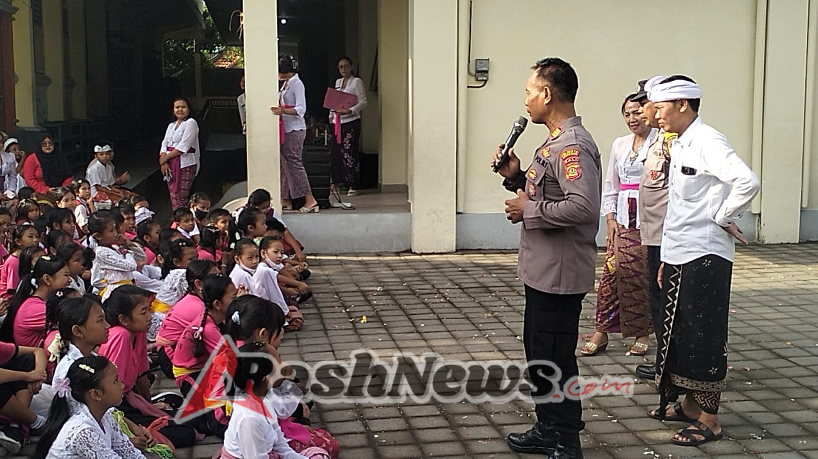 Kanit Binmas Polsek Dentim Sampaikan Penyuluhan Bahaya Bullying dan Gadget di SDN 3 Kesiman Kertalangu