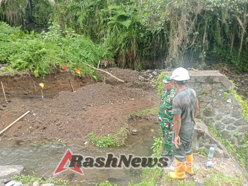 Tingkatkan pasokan air irigasi, Babinsa Desa Pering Sari pantau pembangunan Bendungan di Subak Umacetra.