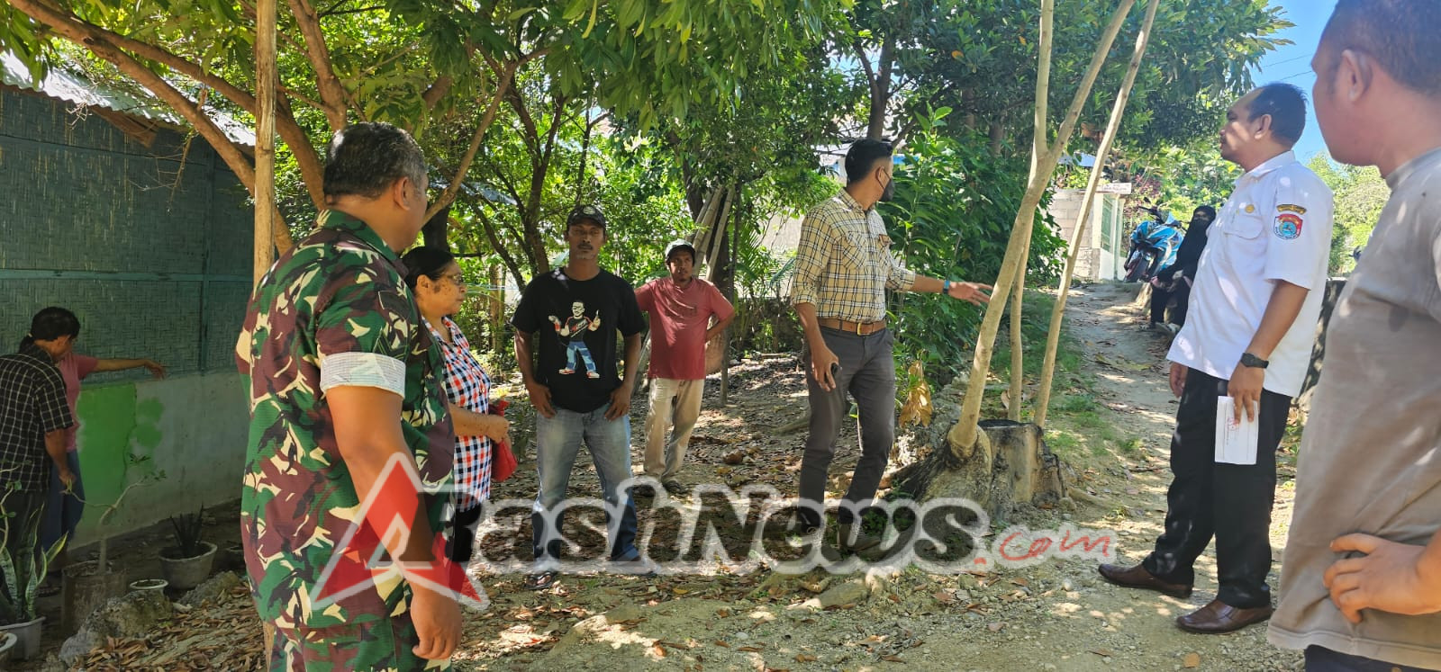 Sinergi Babinsa dan Warga: Pengukuran Tanah di Kelurahan Hambala Berjalan Lancar
