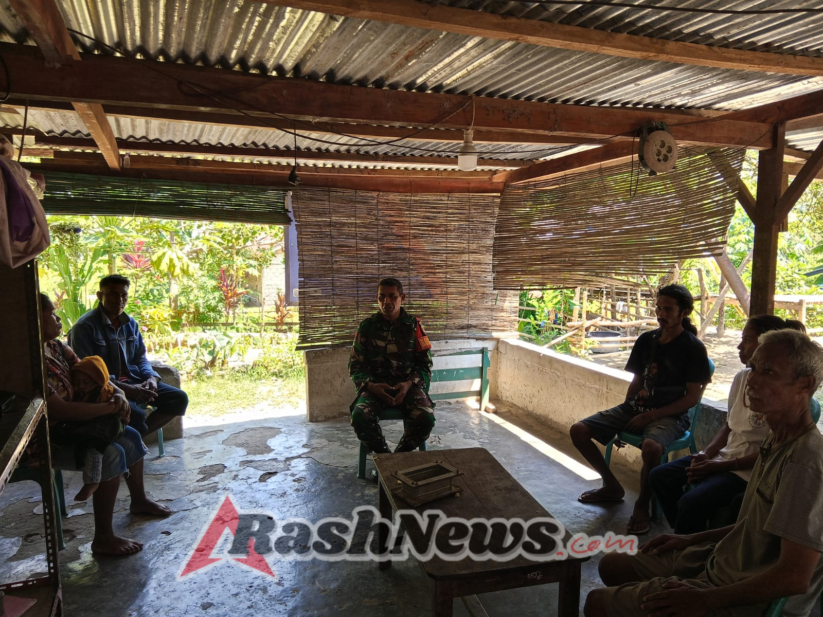 Wujud Kepedulian, Babinsa Tabundung Sambangi Warga Desa Billa dalam Kegiatan Komsos