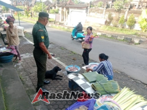 Cegah Gangguan Keamanan, Babinsa Desa Peninjoan Laksanakan Patroli dan Pemantauan di Pasar