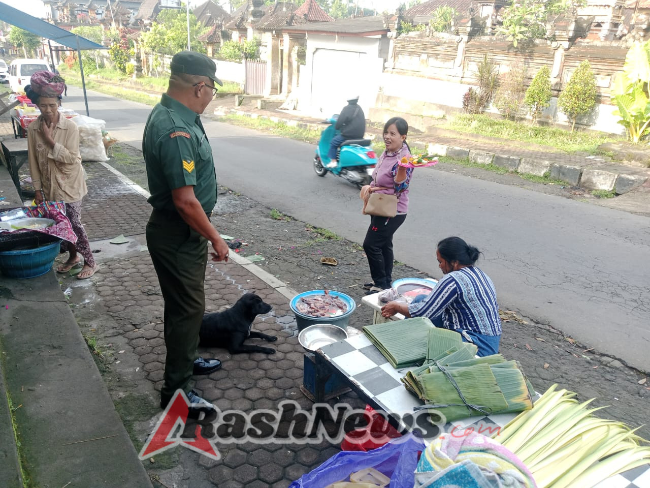 Cegah Gangguan Keamanan, Babinsa Desa Peninjoan Laksanakan Patroli dan Pemantauan di Pasar