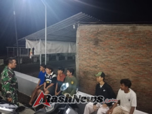 Jalin Kedekatan dengan Warga, Serda Yahya Dampingi Patroli Malam di Hu’u