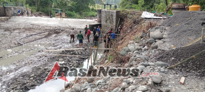 Wujudkan Ketahanan Pangan, Satgas TMMD Kejar Target Rehabilitasi Bendungan Panondiwal di Riung Barat