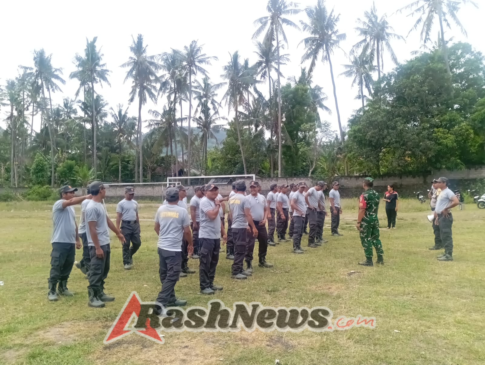 Dukung peningkatan kapasitas Linmas, Babinsa 1623-01/Karangasem berikan latihan PBB.