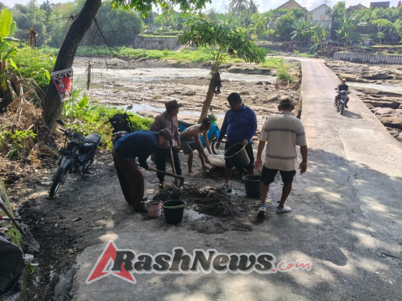 Kerja Bakti Perbaikan Jembatan Penghubung Desa Beraban dengan Desa Tibubiu