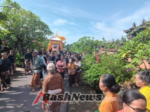 Bhabinkamtibmas Desa Kesiut Laksanakan Pengamanan Upacara Nagaben.