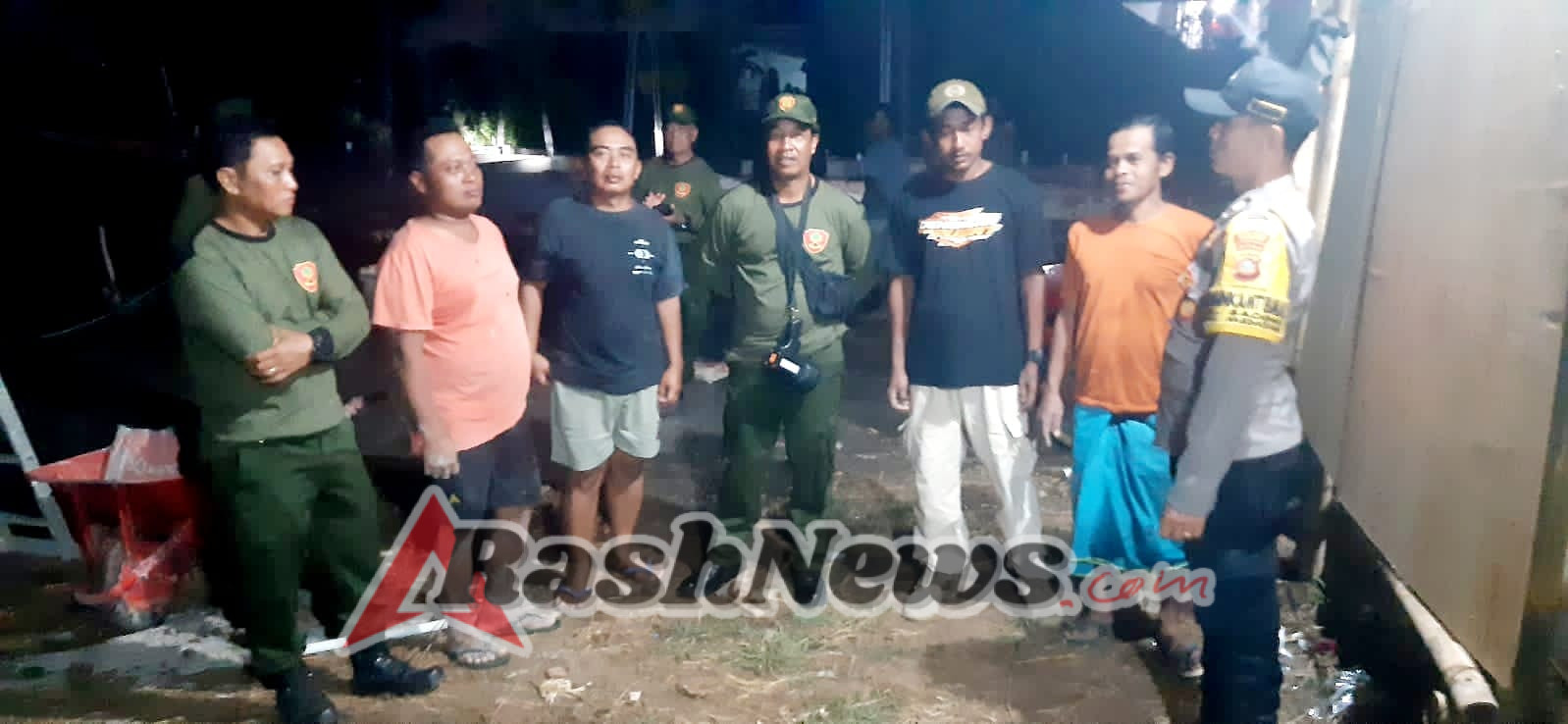 Jaga Keamanan wilayah Bhabinkamtibmas Kelurahan Sading Kolaborasi dengan Linmas Laksanakan Patroli Wilayah Sambangi Tempat-tempat Tertentu