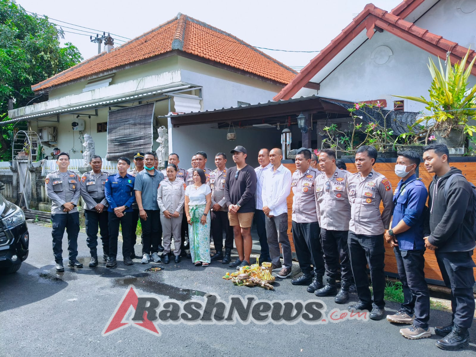 Polres Kawasan Bandara I Gusti Ngurah Rai Melayat ke Rumah Duka Purnawirawan Polri Sebagai Wujud Kepedulian dan Penghormatan Terakhir