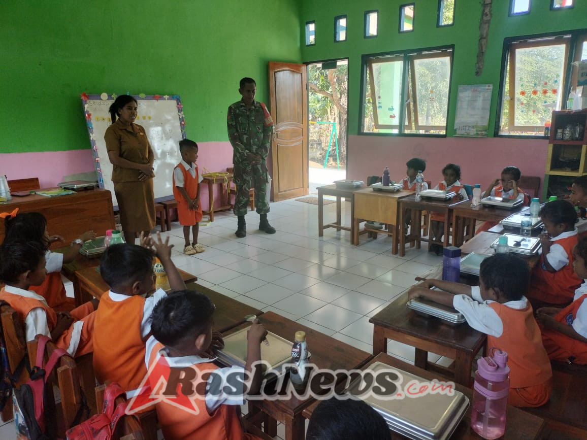 Sinergi Babinsa dan BGN RI Sukseskan Pemberian Makanan Bergizi untuk Anak Sekolah di Rote Ndao