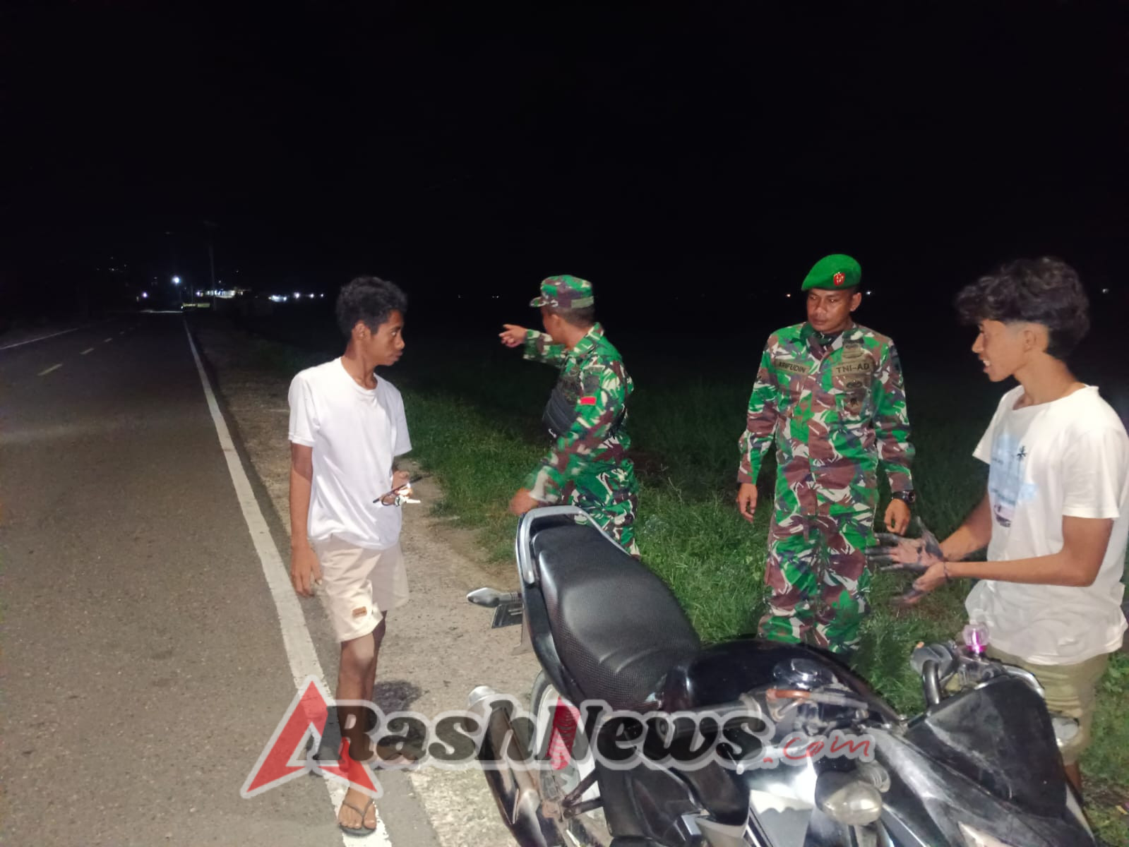 Serda Arifudin Pimpin Patroli, TNI Pastikan Keamanan dan Ketertiban di Kecamatan Lembor