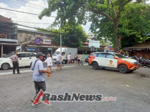 Personel Pamwisata Polresta Denpasar Laksanakan Patroli Dialogis di Kawasan Wisata Legian