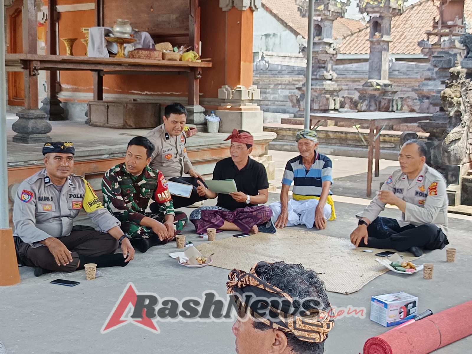 Sat Binmas Polres Klungkung Serahkan Sarana Kontak kepada Pengempon Pura Ibu Cameng di Desa Gelgel.