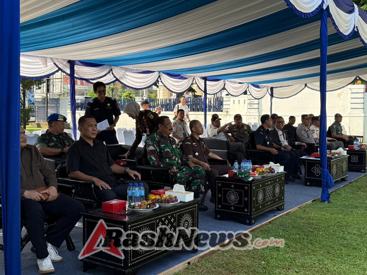 Wujud Sinergi, TNI Hadir dalam Pemusnahan Barang Ilegal Hasil Penindakan Bea Cukai Mataram
