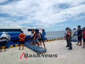 TNI Kawal Aktivitas Transportasi Laut, Babinsa Koramil Ba’a Pantau Kedatangan Express Bahari 8E