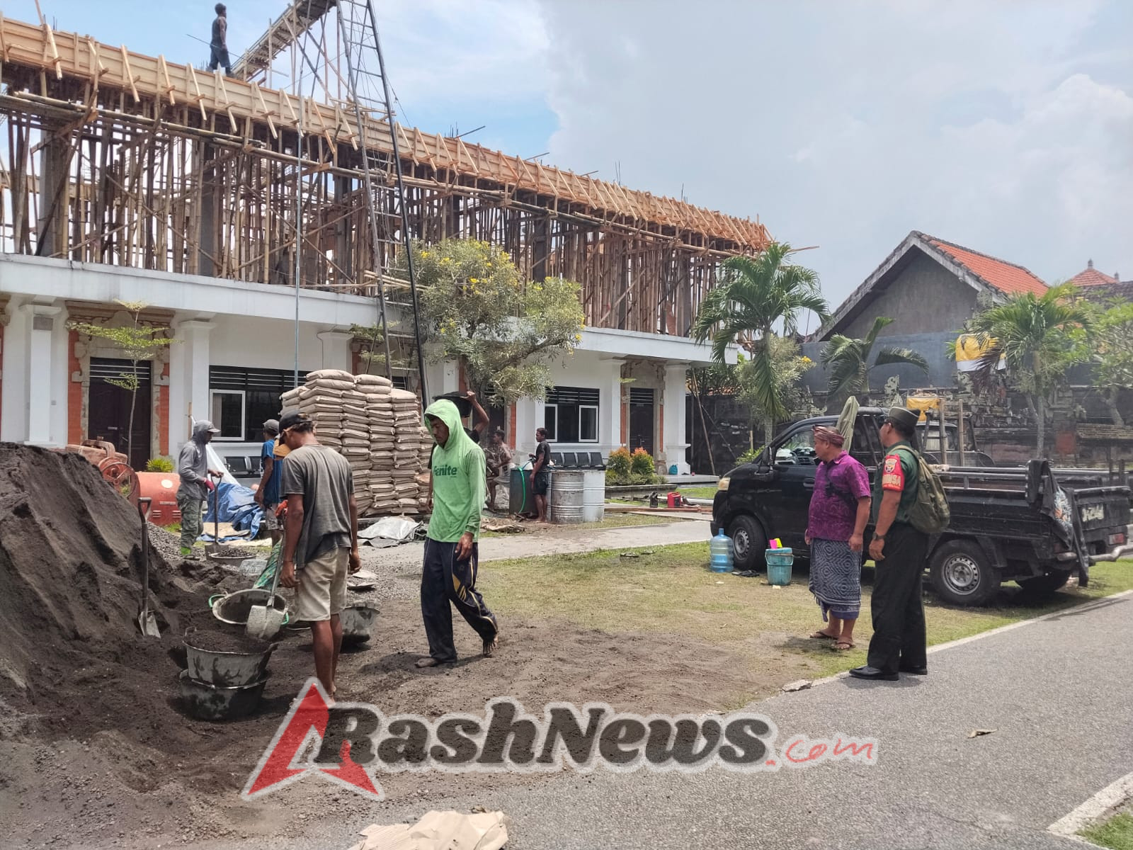 Babinsa Koramil 1616-01/Gianyar Awasi dan Dukung Pembangunan Infrastruktur Pendidikan di Wilayah Binaan