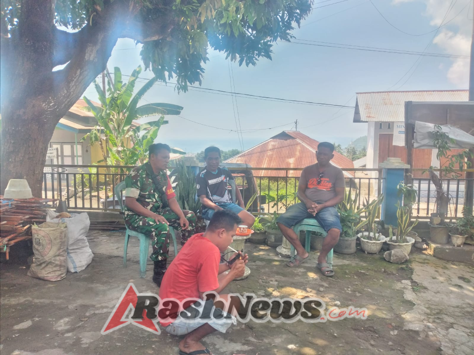 Babinsa Ramil 1602-01/Ende Aktif Jaga Keamanan dan Ketertiban di Wilayah Binaan