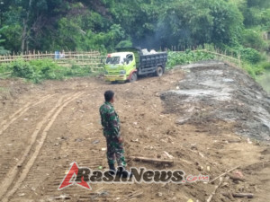 Sertu Sayuti Bantu Warga Pasang Bronjong Sepanjang 100 Meter di Segunter