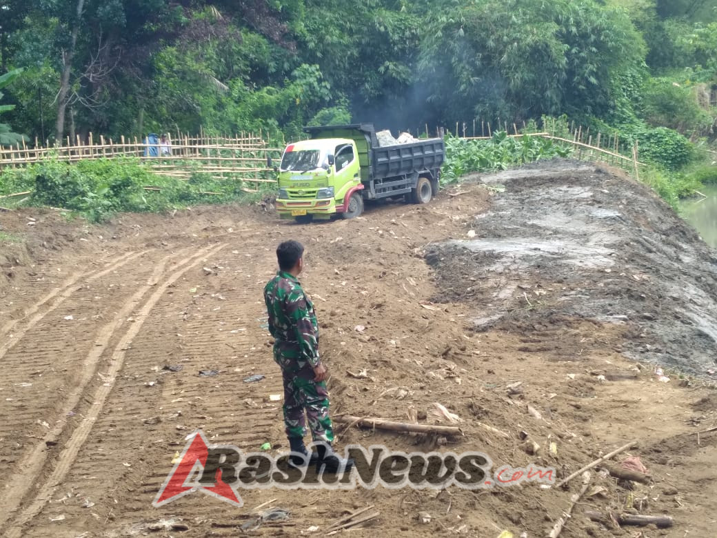 Sertu Sayuti Bantu Warga Pasang Bronjong Sepanjang 100 Meter di Segunter