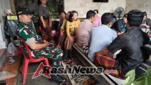 Babinsa Semarapura Kaja Melayat Sampaikan Bela Sungkawa