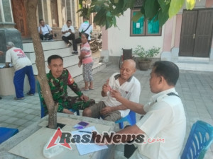 Hadir Pastikan Penyaluran BLT DD Aman Dan Lancar, Babinsa Sampalan Kelod Beri Pengawasan
