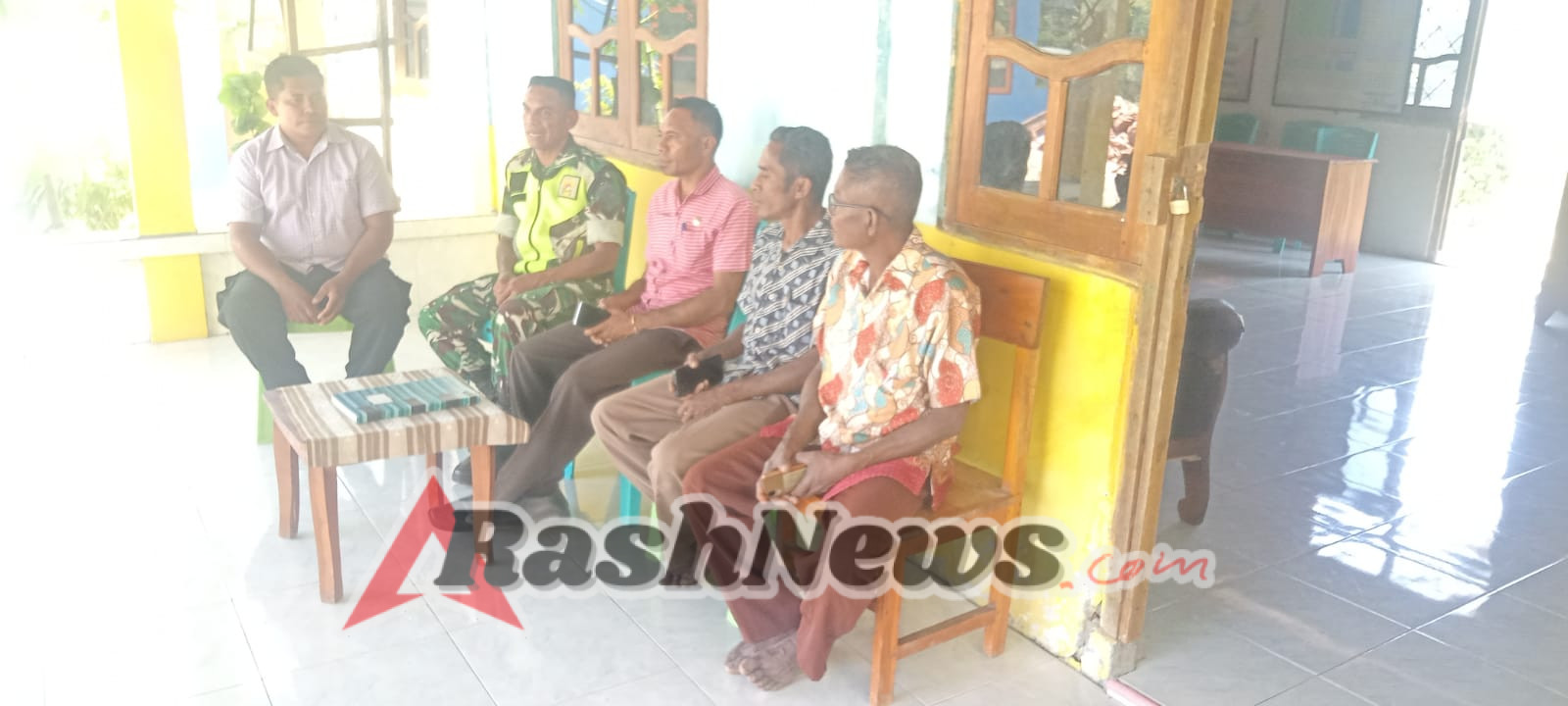 Babinsa Sertu Mikael Kolo Ajak Warga Oenenu Utara Jaga Kebersamaan dan Selesaikan Masalah dengan Musyawarah