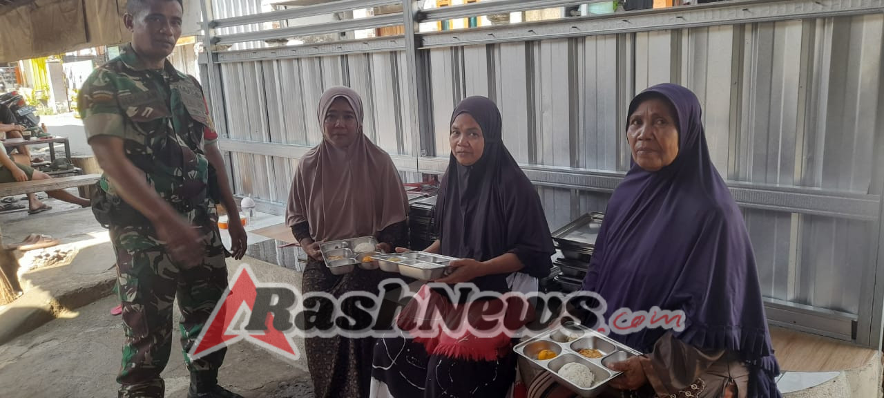 Pererat Komsos, Babinsa Seteluk Turun Langsung Bantu Pembangunan Tanggul Pemakaman