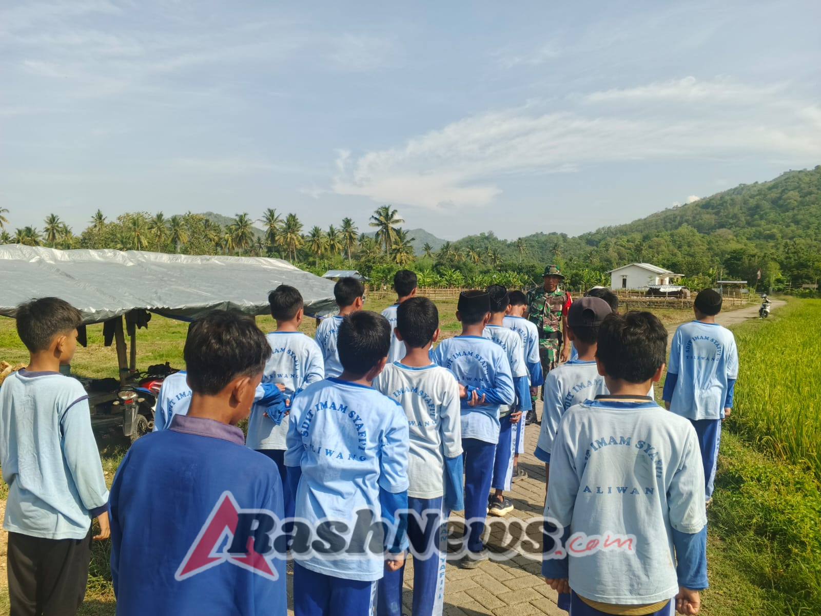 Tumbuhkan Semangat Nasionalisme, Babinsa Ajarkan PBB kepada Siswa SD IT Imam Safi’i