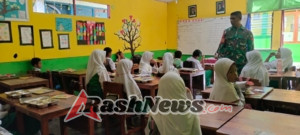 Babinsa Kelurahan Wetabua Pastikan Program Makan Bergizi Berjalan Lancar