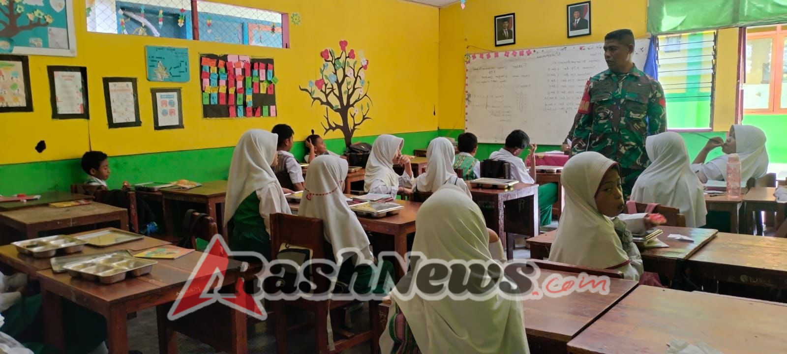 Babinsa Kelurahan Wetabua Pastikan Program Makan Bergizi Berjalan Lancar