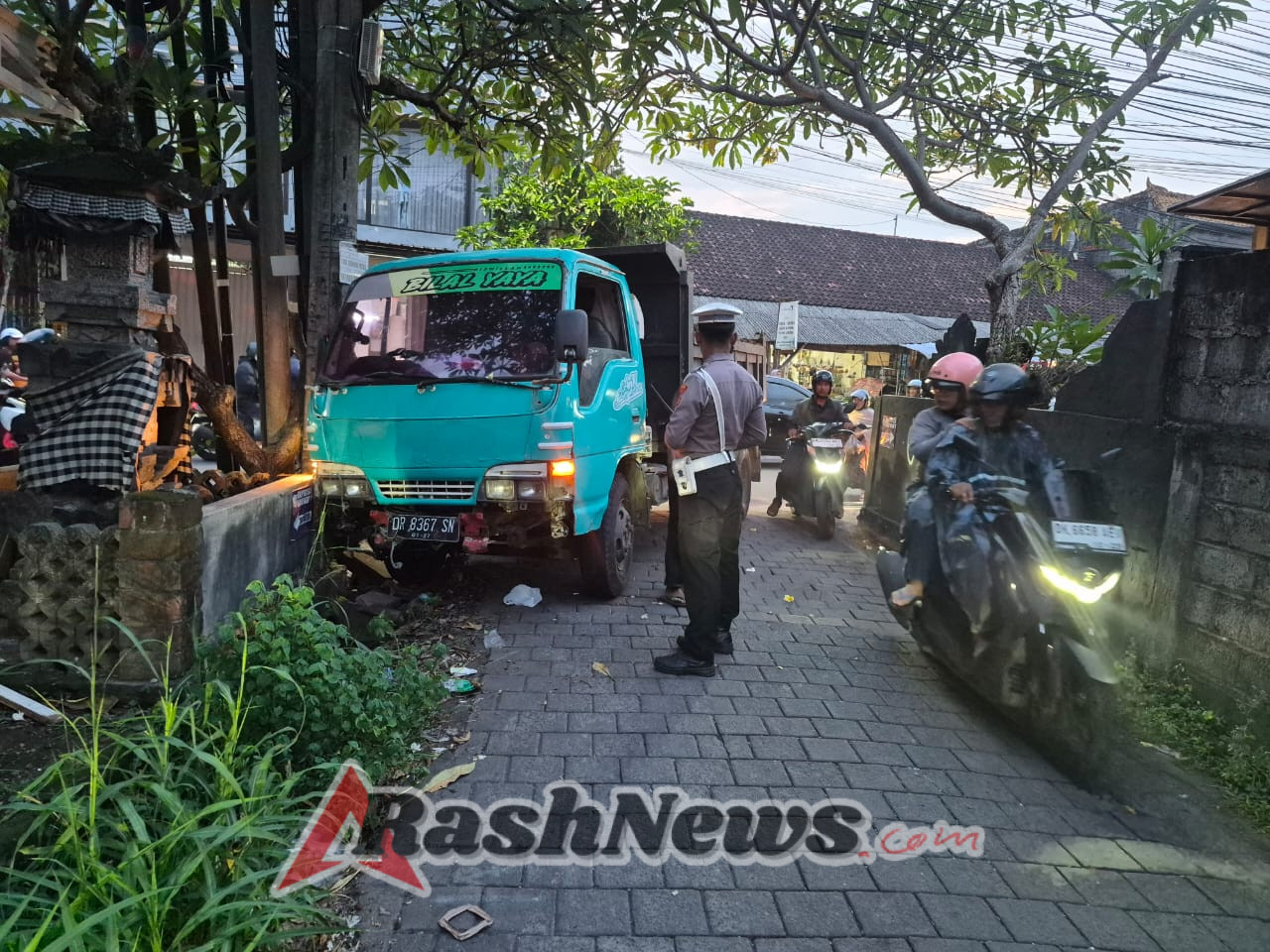 Truk Mogok  Di Jalan Kesambi Personel Unit Lantas Polsek Kuta Utara Lakukan Pengaturan