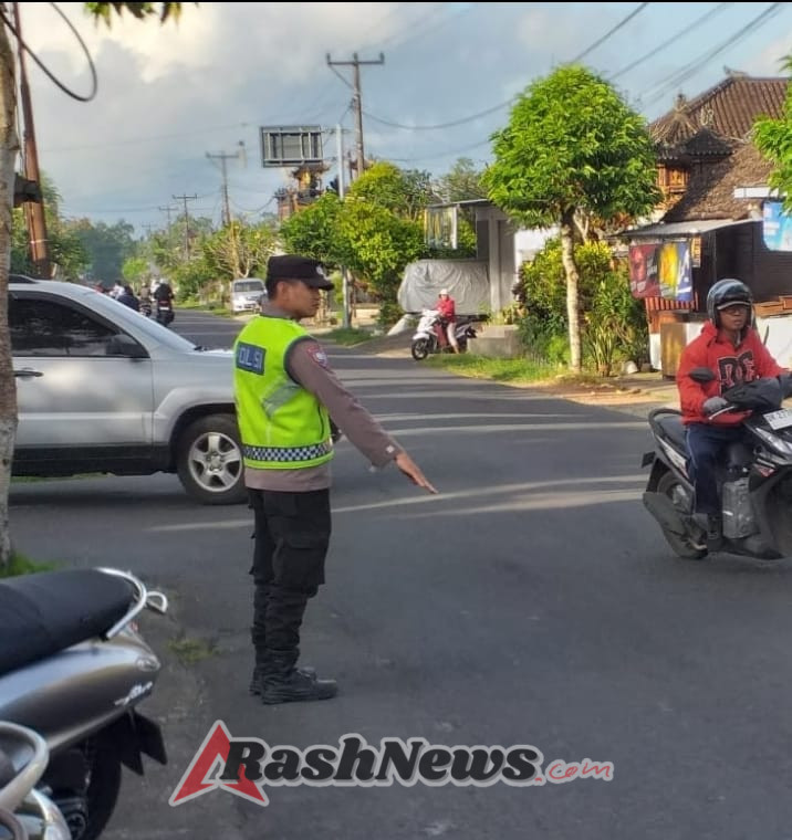 Cegah terjadinya kemacetan dan laka lantas, Personil Polsek Penebel melaksanakan Strong Point pagi