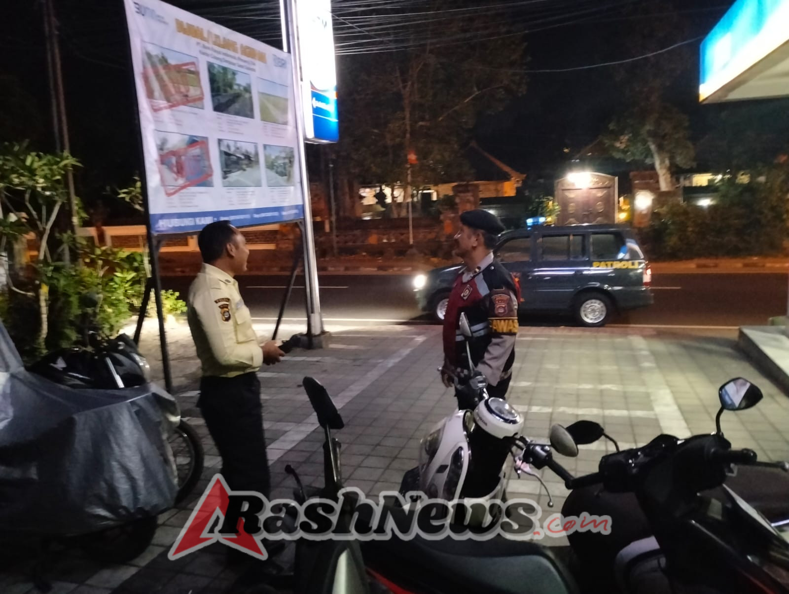 Jaga Situasi Tetap Kondusif, Polsek Abiansemal Sapa Petugas Keamanan BRI Dalam Patroli Dialogis