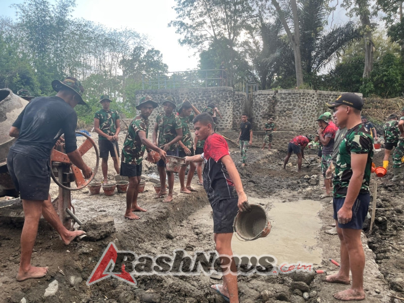 Gotong Royong Satgas TMMD dan Warga Benteng Tawa Bangun Fondasi Bendungan Panondiwal