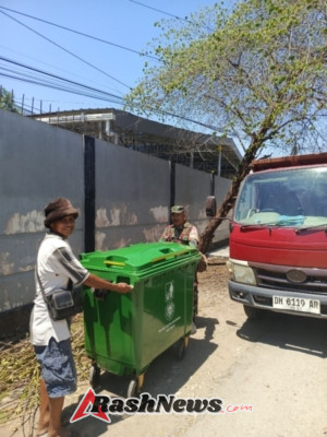 Kolaborasi Babinsa Dan DLHK Kupang Dukung Gerakan Kota Bersih