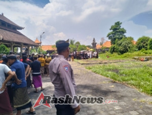 Bhabinkamtibmas Desa Sumerta Kaja Amankan Jalur Prosesi Penguburan Warga Banjar Sime