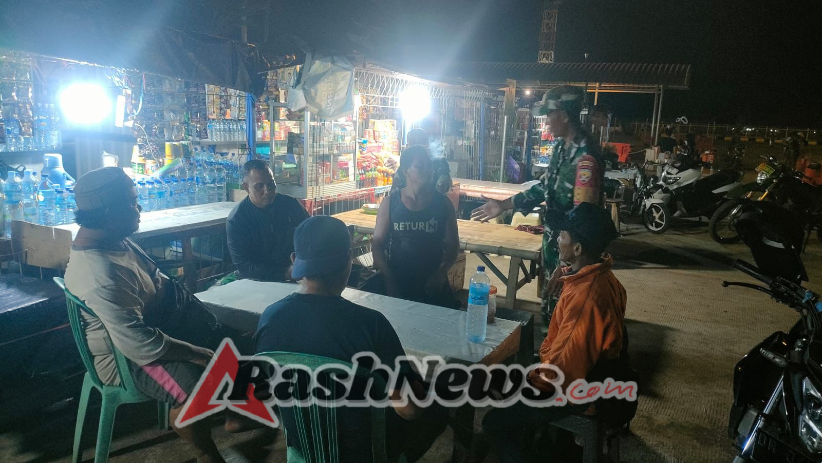 ‎TNI dan Warga Bersinergi Wujudkan Lingkungan Aman dan Bersih di Pelabuhan Kayangan