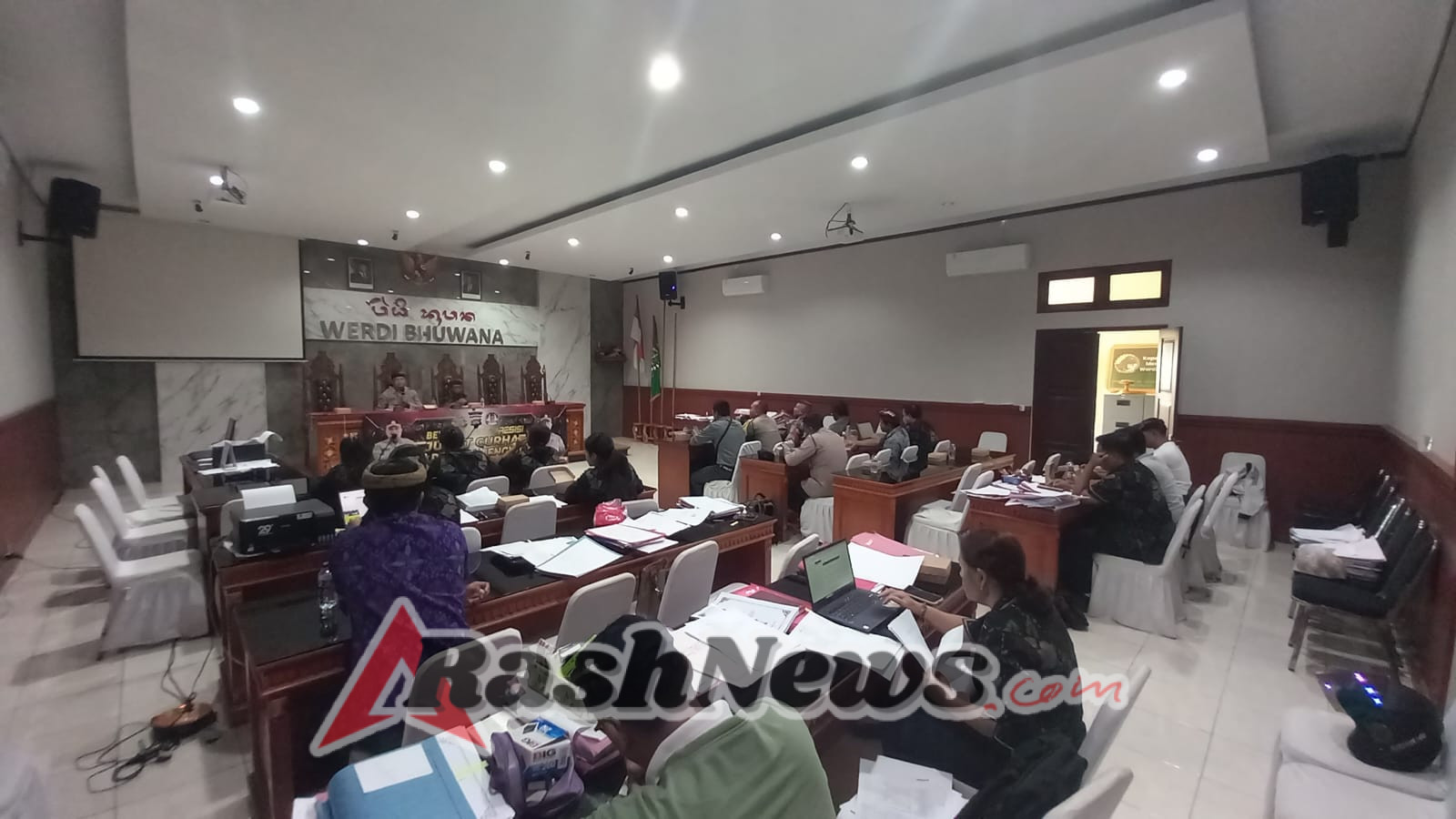 Serap Informasi Gangguan Kamtibmas Polsek Mengwi Gelar Jumat Curhat di Kantor Desa Werdi Bhuwana