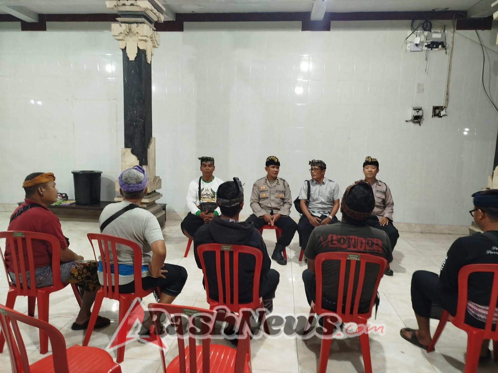 Jumat Curhat Bersama Pecalang, Polres Badung Bangun Komunikasi Aktif di Desa Gulingan