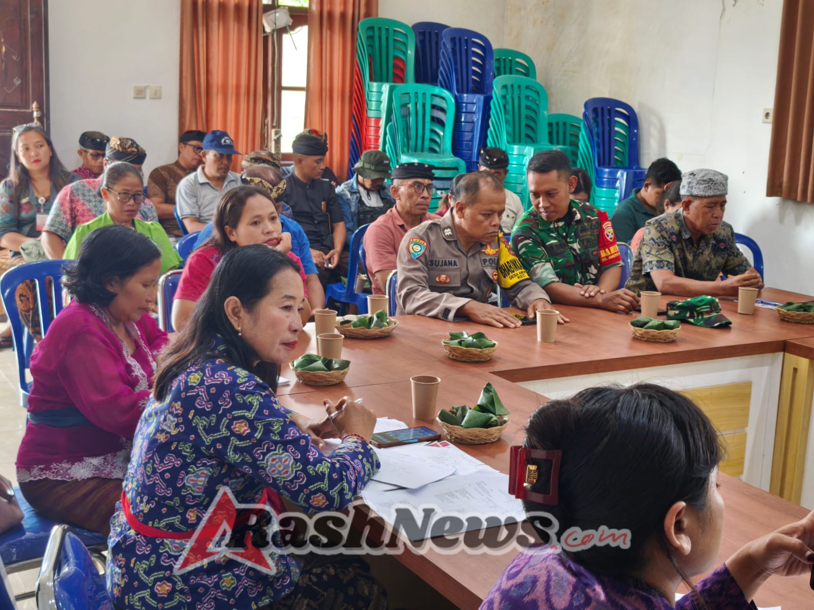 Anggota Kodim 1623/Karangasem dukung kegiatan donor darah peringatan HUT SMP N 5 Amlapura.