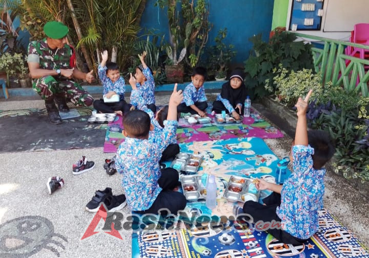 TNI Hadir di Tengah Anak Usia Dini, Babinsa Taliwang Dampingi Program Makan Bergizi Gratis