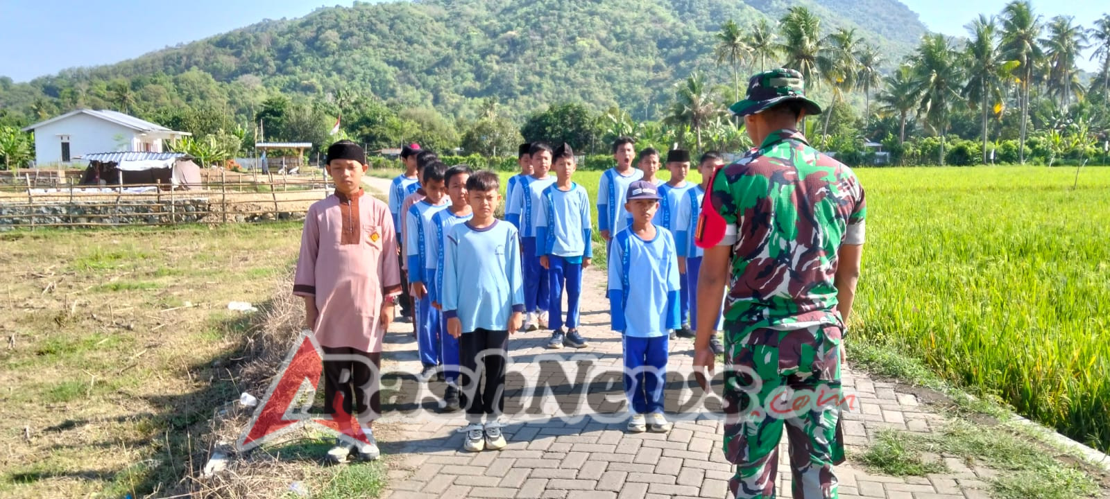 Babinsa Ajak Siswa SD IT Imam Safi’i Belajar Disiplin dan Kekompakan Melalui PBB