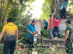 Puluhan Warga Desa Pemecutan Kelod bersama Babinsa Gotong Royong Bersihkan Lingkungan