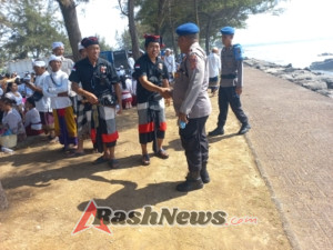 Sat Polairud Polres Gianyar Himbau Warga Jaga Keselamatan dan Kebersihan Saat Kegiatan Melasti di Pantai Masceti