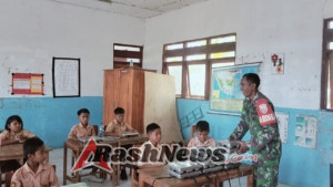 Babinsa Dampingi Pemberian Makanan Sehat Bergizi untuk Siswa