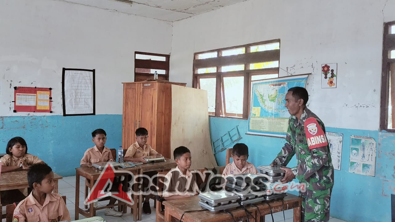 Babinsa Dampingi Pemberian Makanan Sehat Bergizi untuk Siswa